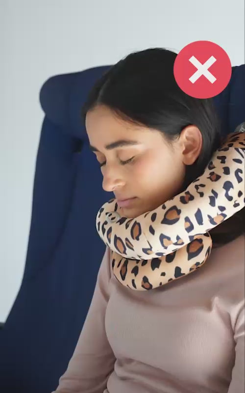 Ladda video: Showcasing comfortable Cabeau neck pillows vs uncomfortable competitor neck pillows 